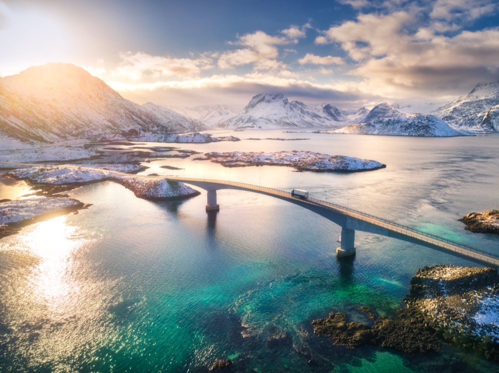 Brücke über den Fjord auf den Lofoten, Luftaufnahme im Winter