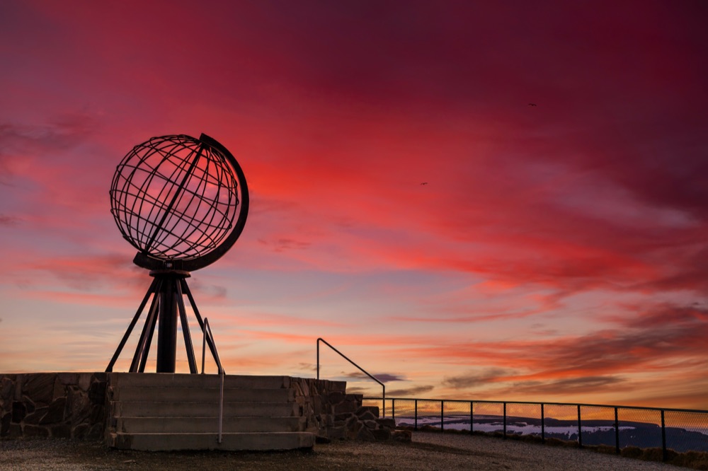 Der Globus am Nordkap im Abendrot – nördlichster Punkt Europas